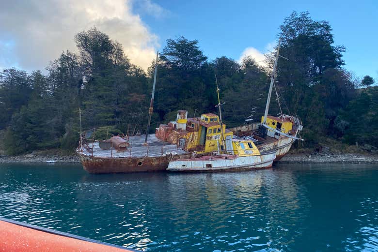 Antiguos barcos varados en el litoral de Puerto Sánchez