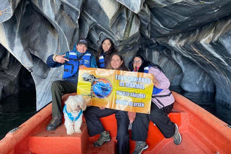 Disfrutando del tour por las cavernas de mármol