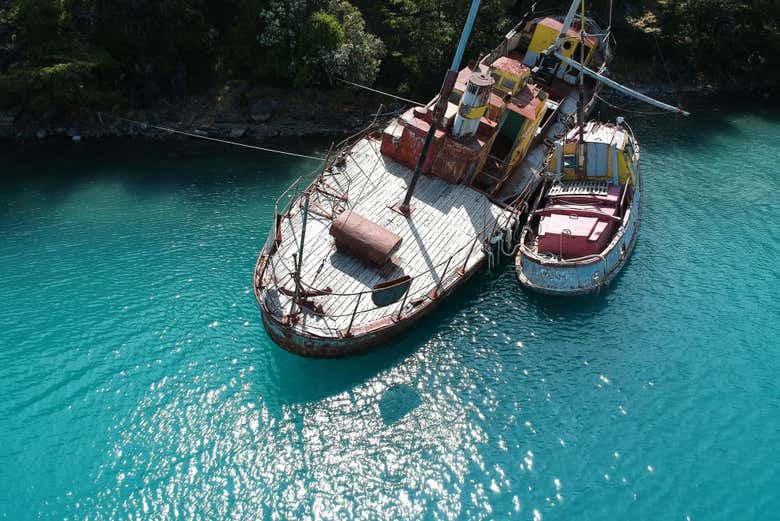 Antiguos barcos mineros en la costa de Puerto Sánchez