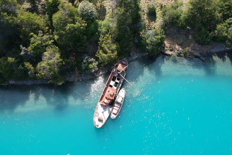 Restos de antiguos barcos en el lago