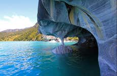 Paseo en barco por las cavernas de mármol de Puerto Sánchez