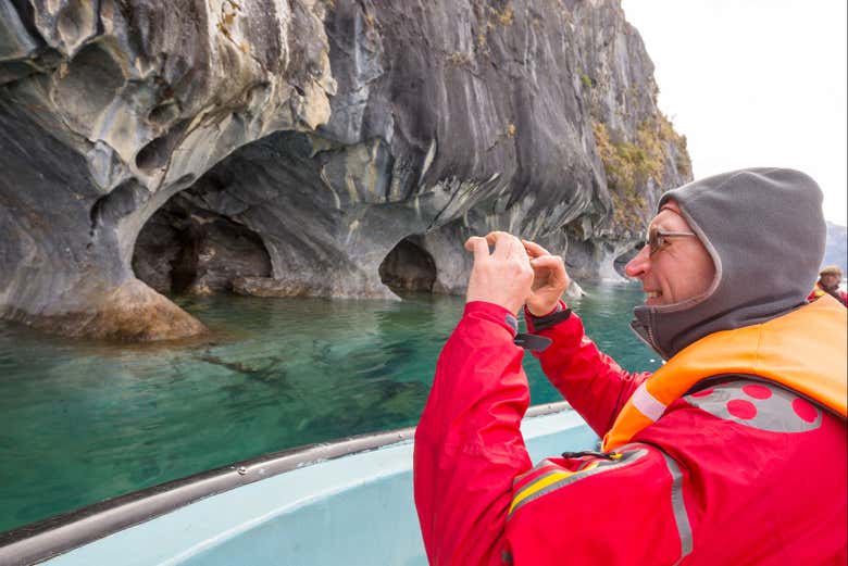 Fotografiando desde el barco las cavernas de mármol