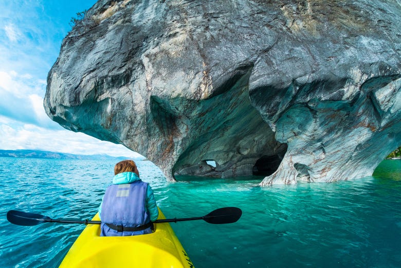 En kayak junto a las cavernas de mármol