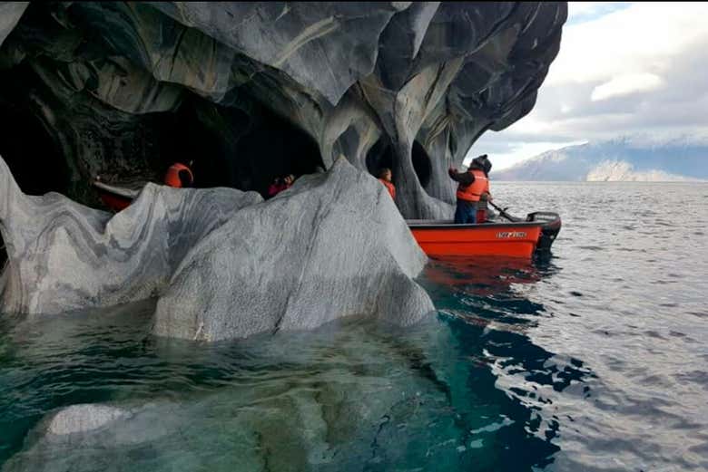 Recorriendo el interior de las grutas lacustres