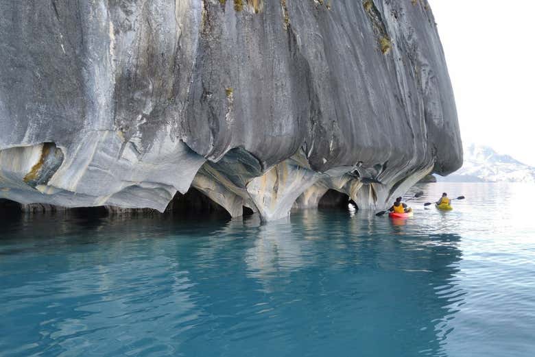 Remando en kayaks junto a las cavernas de mármol