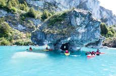 Tour en kayak por las cavernas de mármol