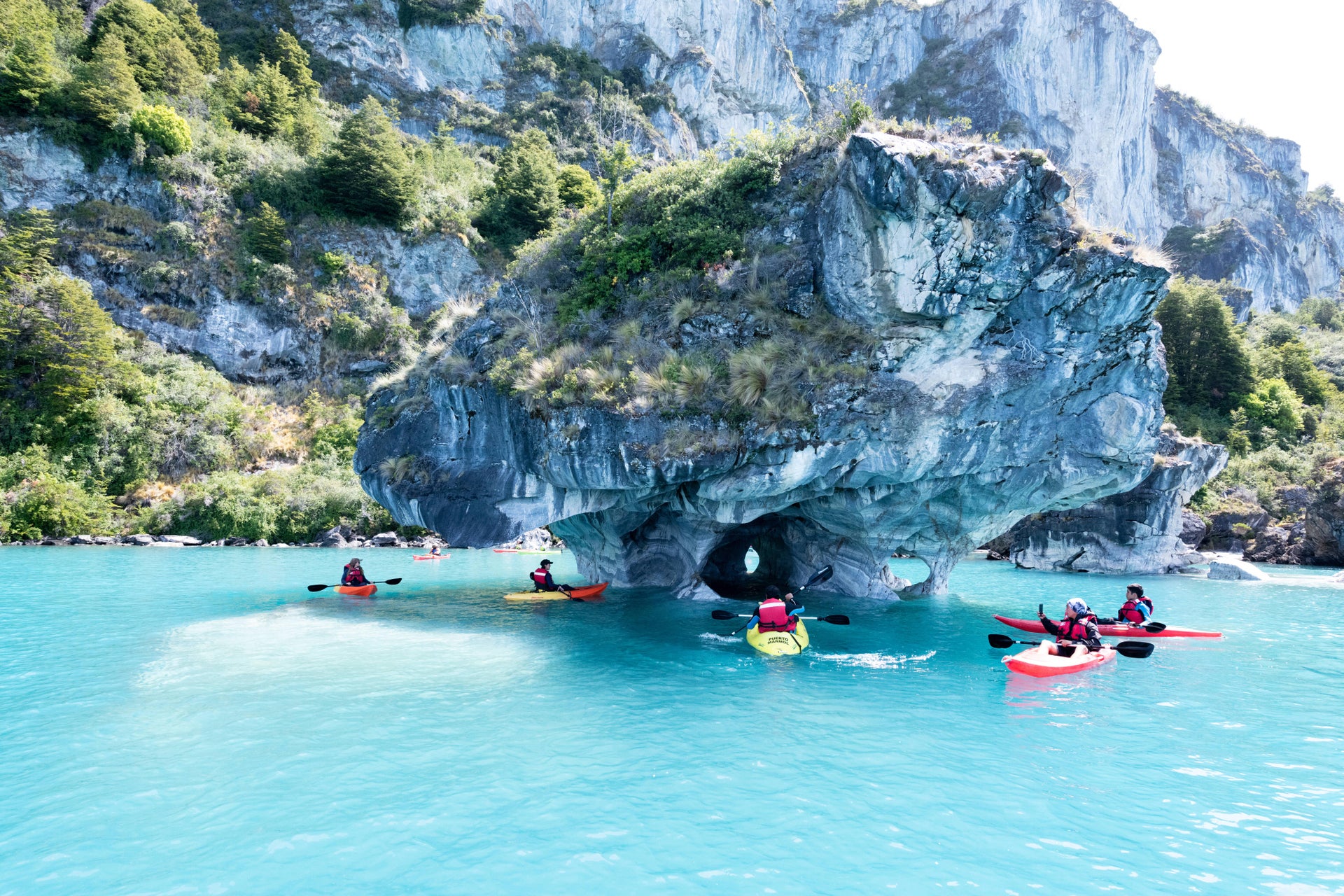 Tour en kayak por las cavernas de mármol