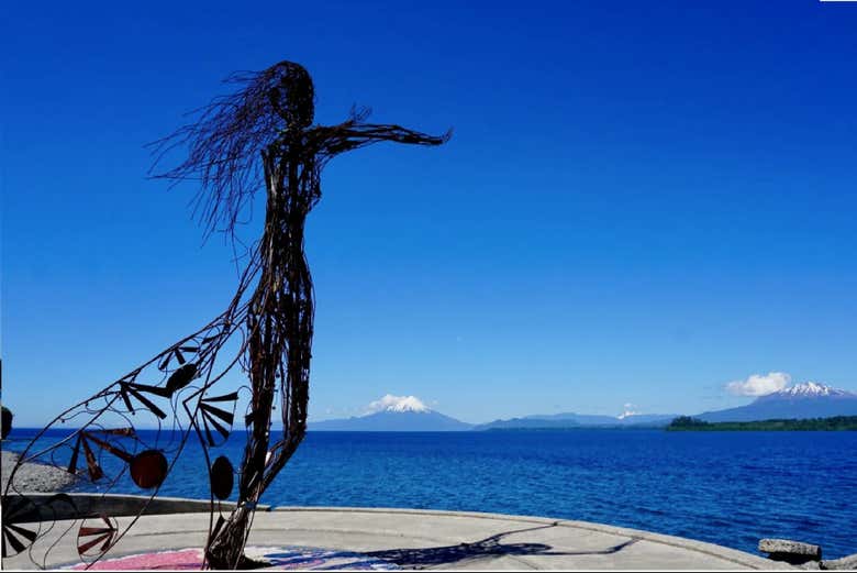 Nos detendremos frente a la estatua de Licarayén