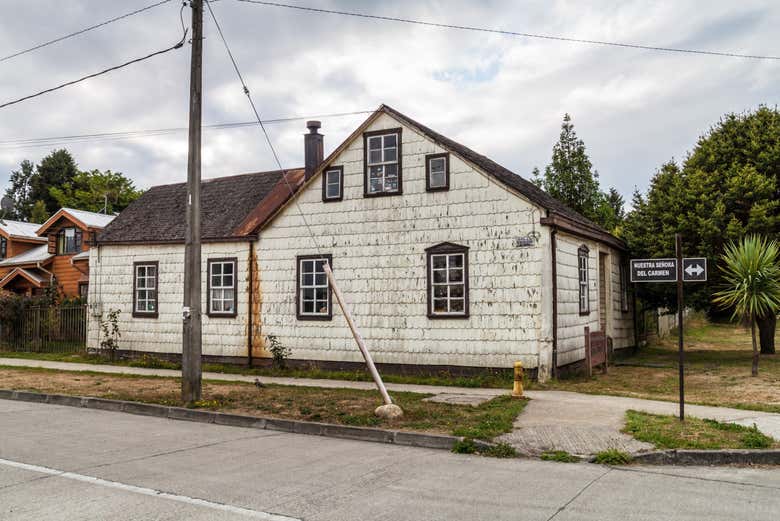 Típica casa patrimonial de madera blanca