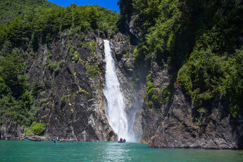 Admirando la cascada del lago Tagua Tagua