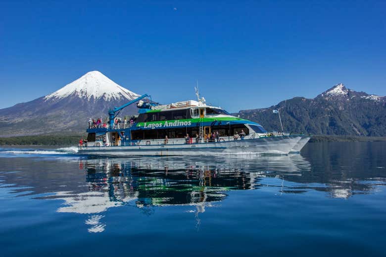 Cruce andino con el volcán Osorno al fondo