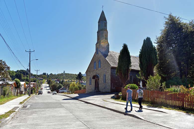 Paseando junto a la iglesia de Cochamo