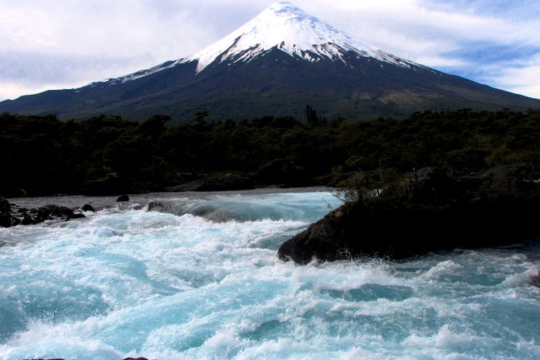 Lagoa verde aos pés do Vulcão Osorno