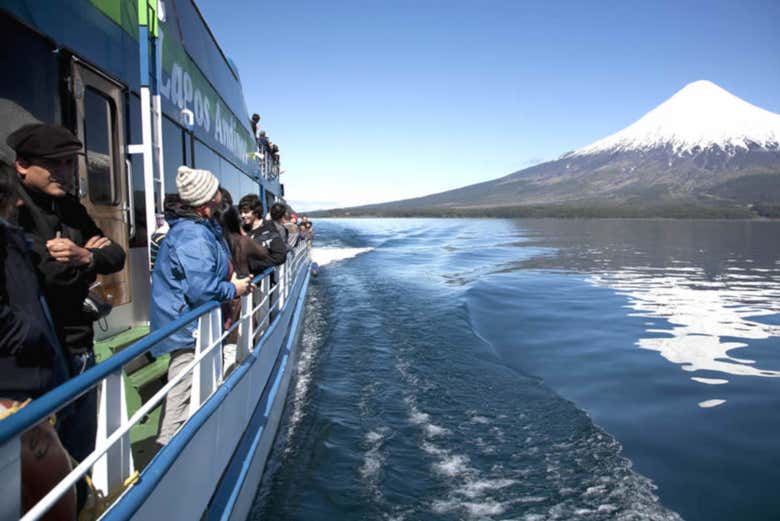 Navegando en motononave por el lago