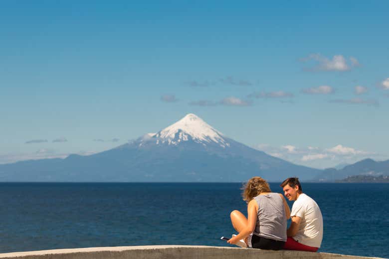 Contemplando el volcán Osorno desde el lago Llanquihue