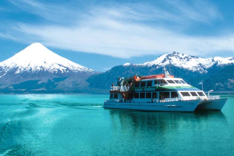 Paseo en barco por los lagos de los Andes
