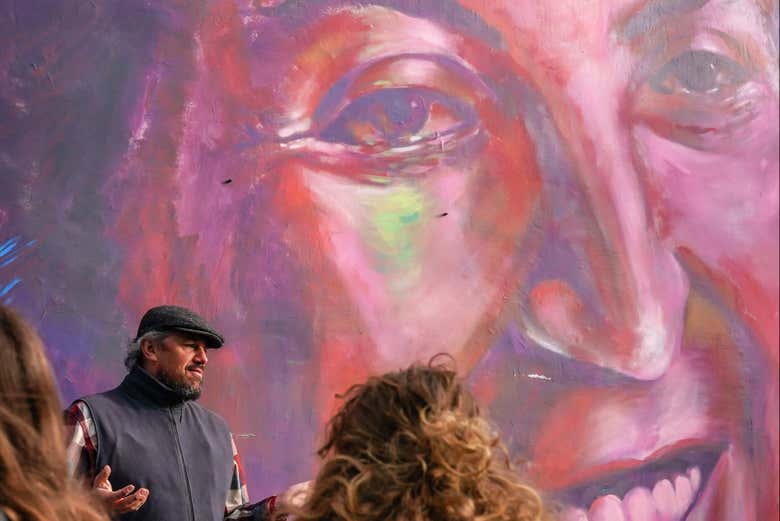 Frente al mural de Gabriela Mistral