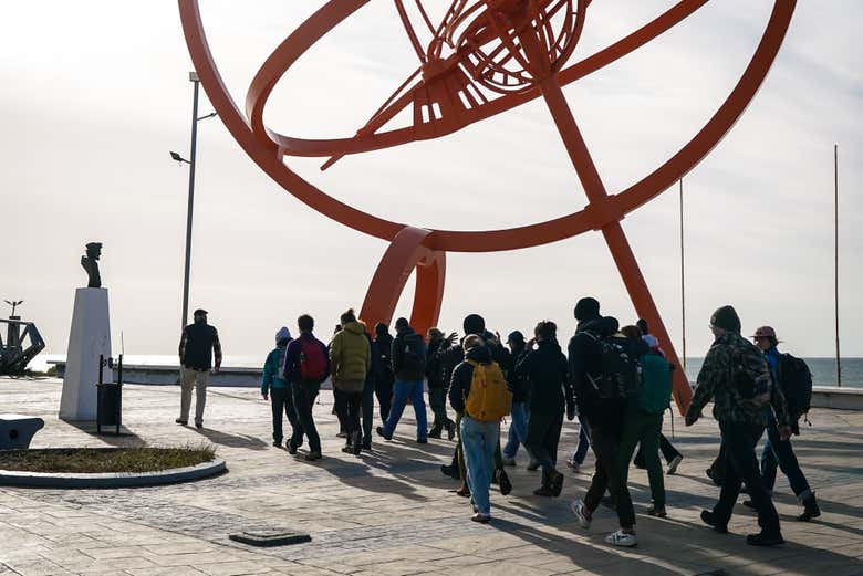 Pasando por uno de los monumentos en la costanera