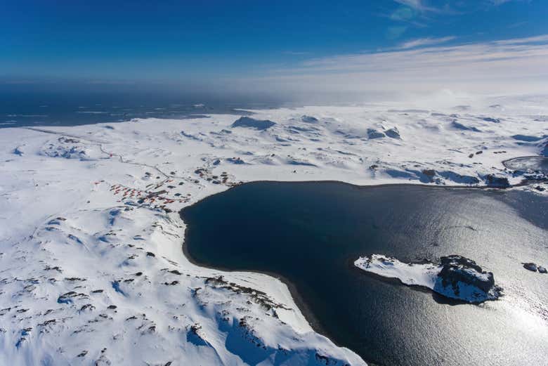 Vistas aéreas de la nieve en la bahía Fildes