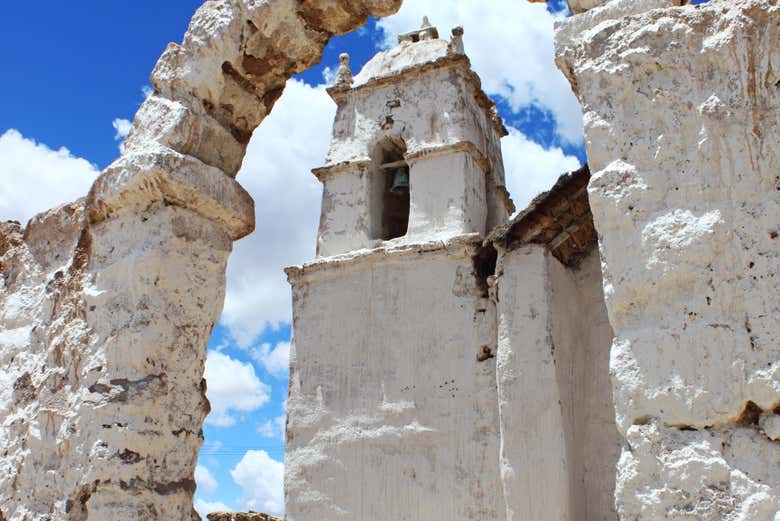 Detalle de la iglesia de Cosapilla