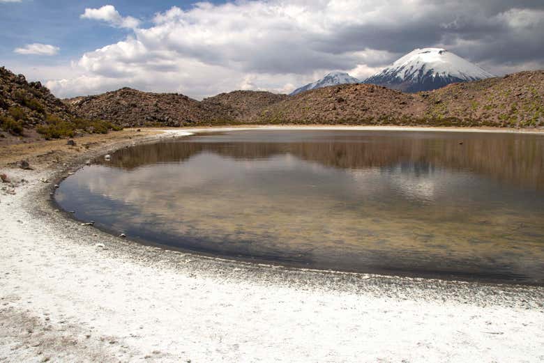 Un paysage magifique entoure les lagunes de Cotacotani