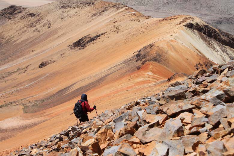 Trilha pelas montanhas coloridas de Suriplaza