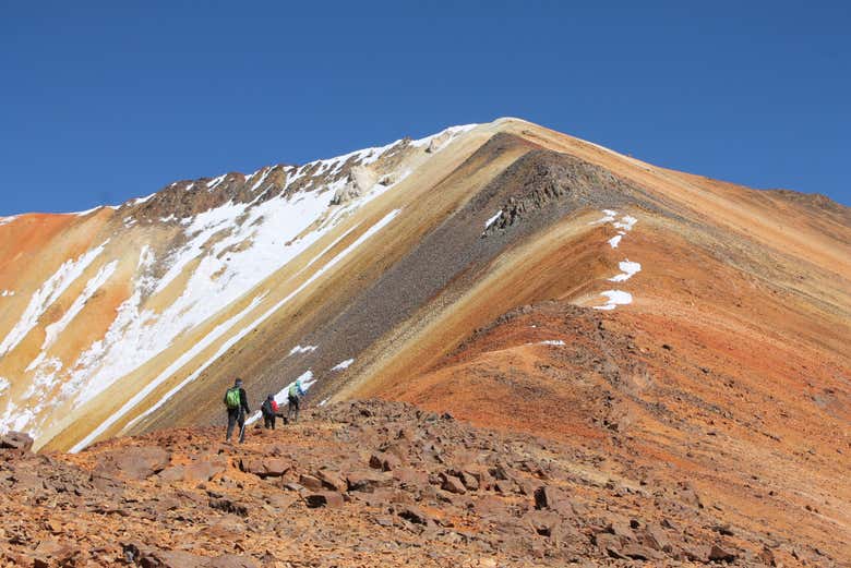 Junto às montañas coloridas de Suriplaza