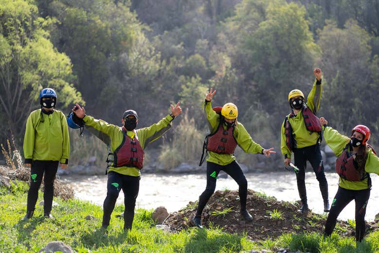 Amigos preparados para fazer rafting