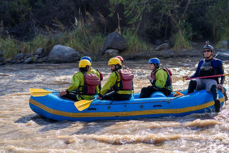Remando a bordo dos botes de rafting