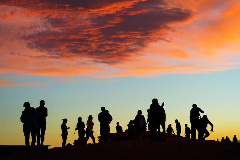Admire the sunset in the desert