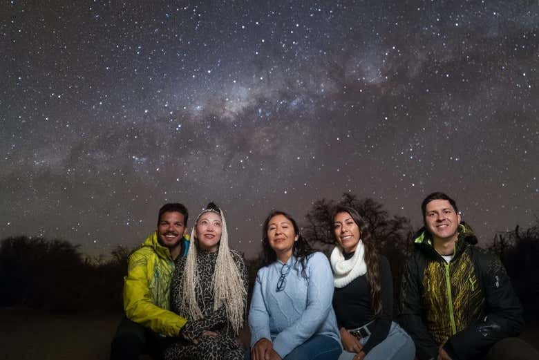 Momento da foto com um céu estrelado incrível