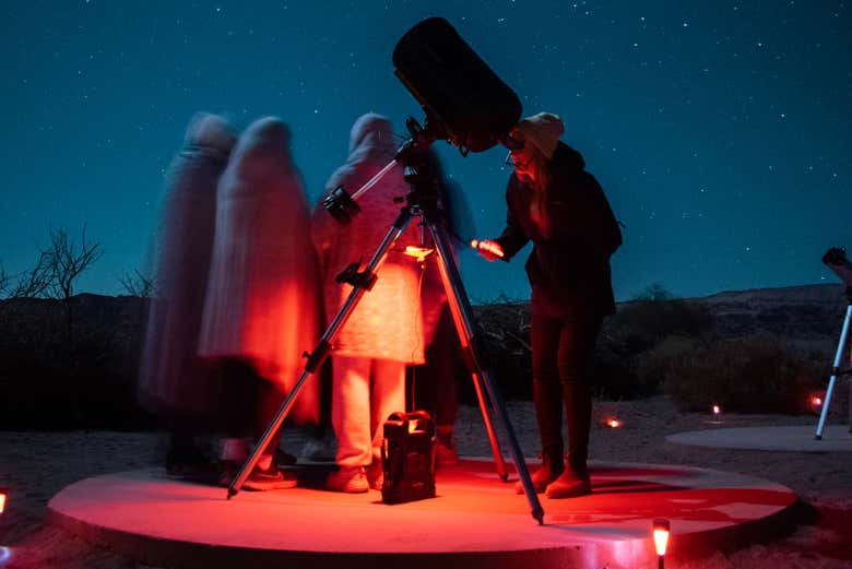 Observando las estrellas con un telescopio