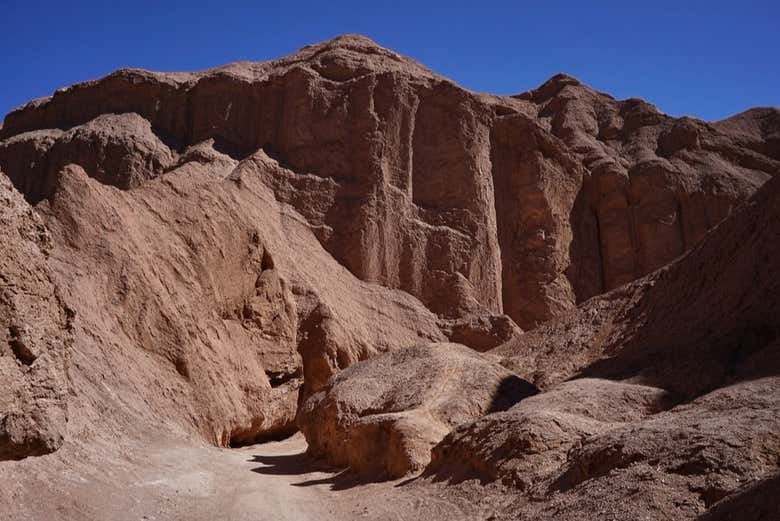 Admirando las curiosas formaciones rocosas de Atacama