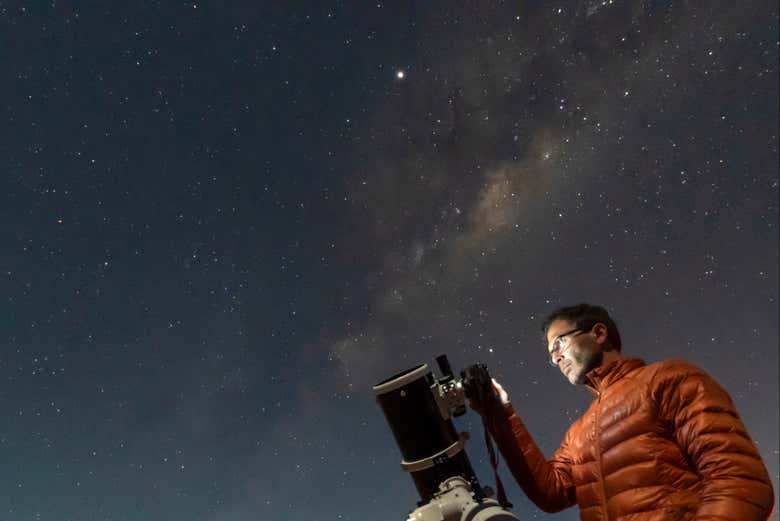 Estaremos acompanhados por um guia astronômico