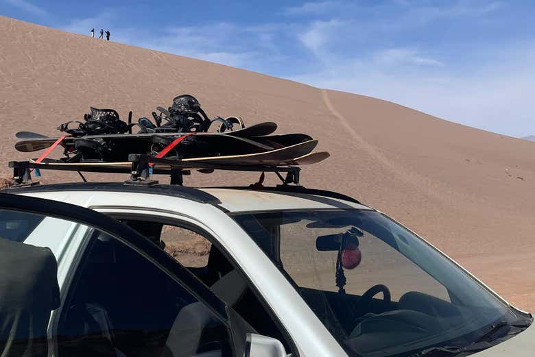 O veículo com as pranchas de sandboarding