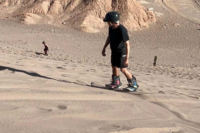 ¿Listos para el descenso en la tabla de sandboarding?