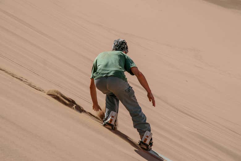 Practicando sandboarding en el desierto