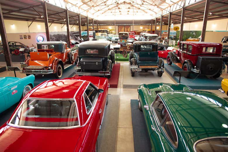 Coches clásicos en el Museo del Automóvil de Viña Santa Cruz