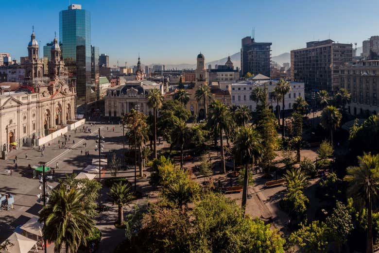 Stroll through the Plaza de Armas