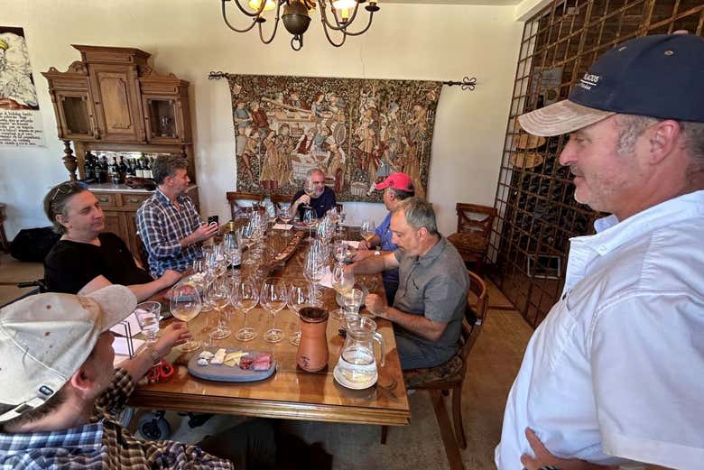 Durante la cata de vinos en la casona colonial