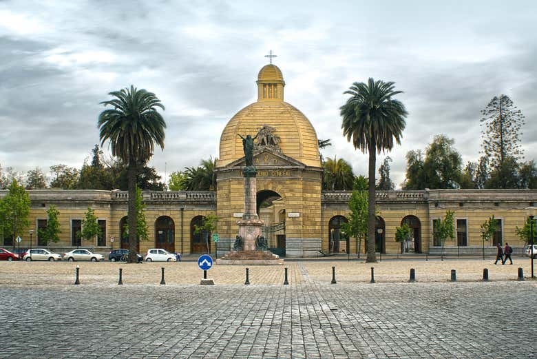La fachada principal del Cementerio General de Santiago