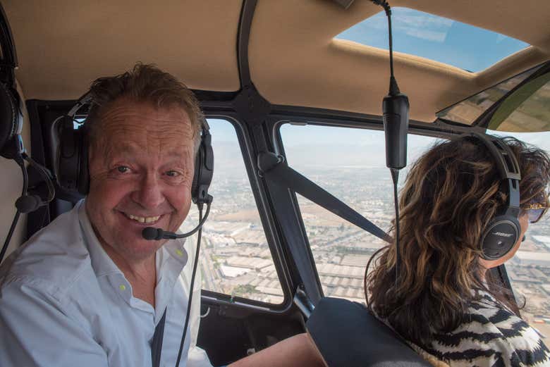 Disfrutando del paseo en helicóptero