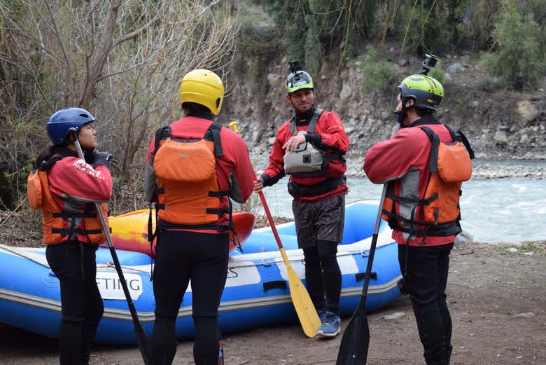 Preparándonos para la aventura de rafting en el río Maipo