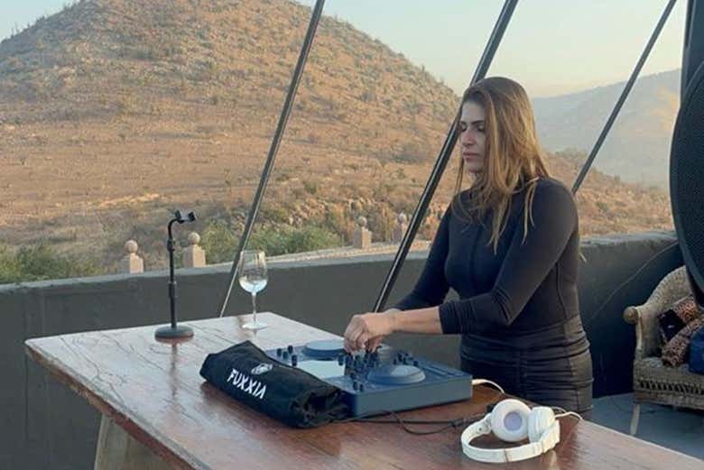 Nossa DJ durante a celebração