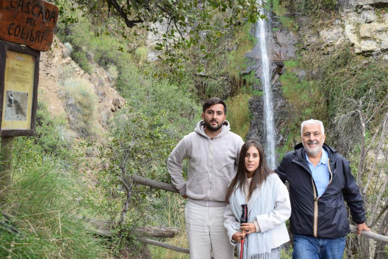 Foto de recuerdo en la cascada de las Ánimas