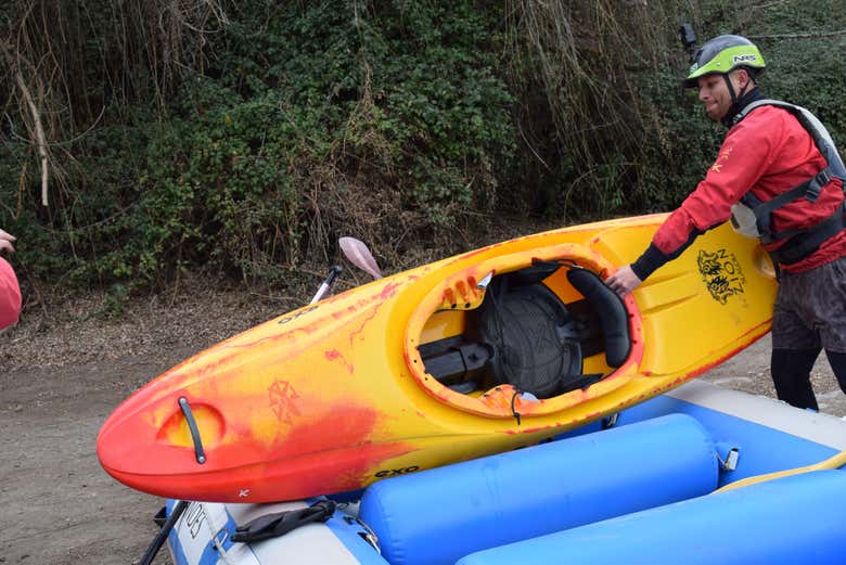 El guía dejando todo listo para el rafting