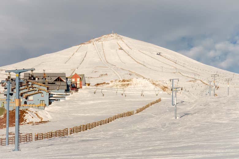 Uma montanha nevada no centro de esqui El Colorado