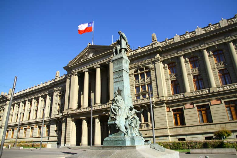 Pasaremos junto al Palacio de Tribunales de Justicia