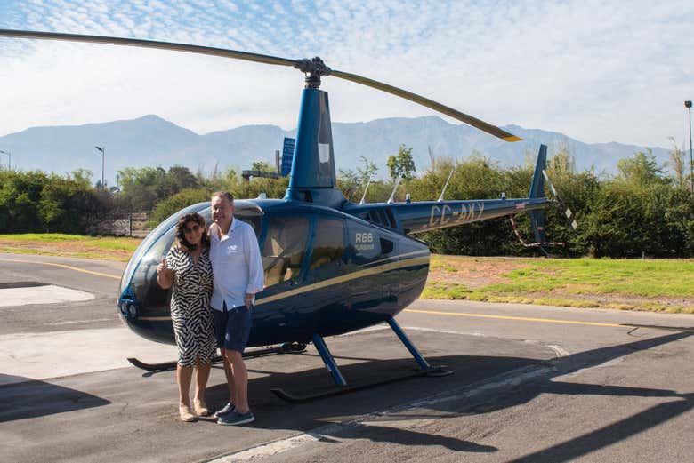 Posando frente al helicóptero