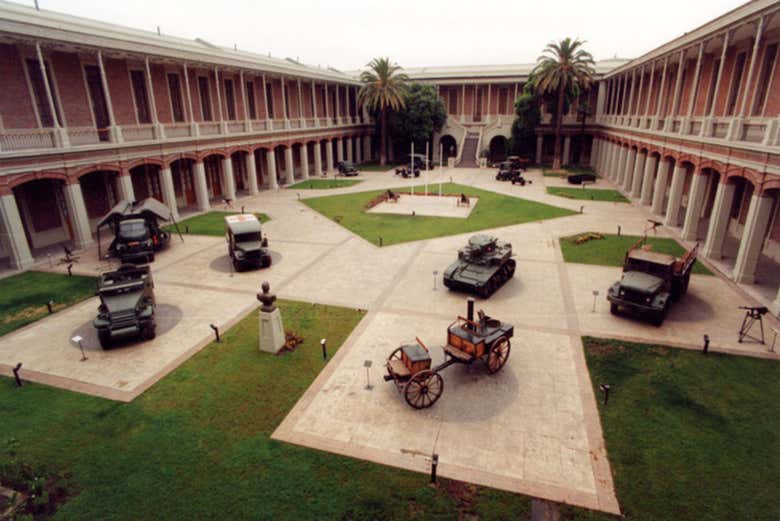 Veículos expostos no pátio do museu